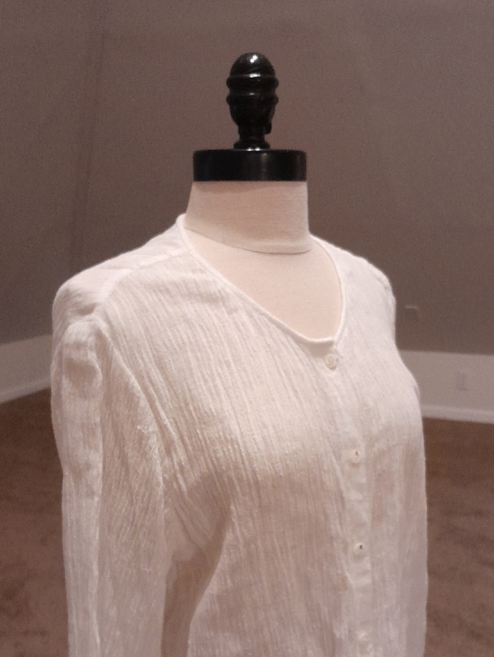 Lightweight White Button-Up Tunic - Picture 2 of 9